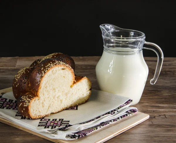 Wicker bun and milk — Stock Photo, Image