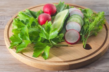 Bahar sebzeler ahşap tahta üzerinde