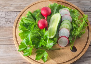 Bahar sebzeler ahşap tahta üzerinde