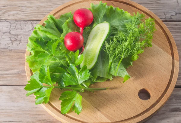 Bahar sebzeler ahşap tahta üzerinde