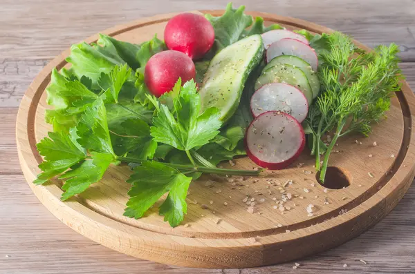 Bahar sebzeler ahşap tahta üzerinde