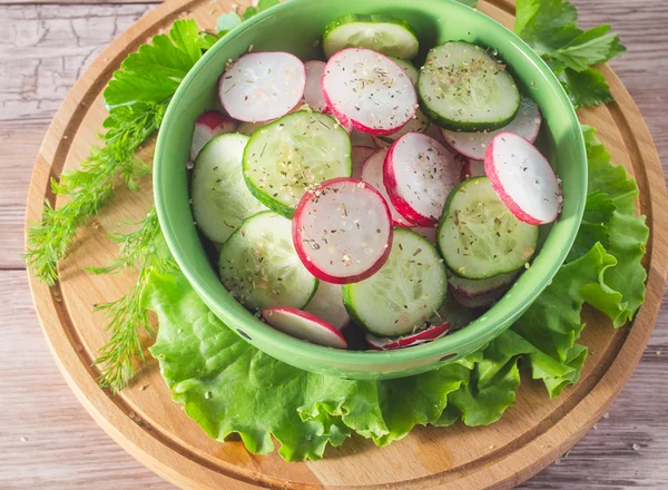 Rettich und Gurkensalat — Stockfoto