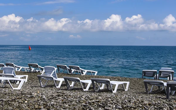 Plážové lehátko na pozadí moře — Stock fotografie