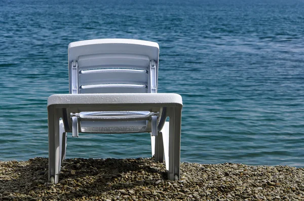 Plaj sandalyesini deniz arka plan üzerinde — Stok fotoğraf