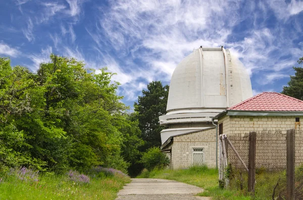 Telescopio en el bosque — Foto de Stock