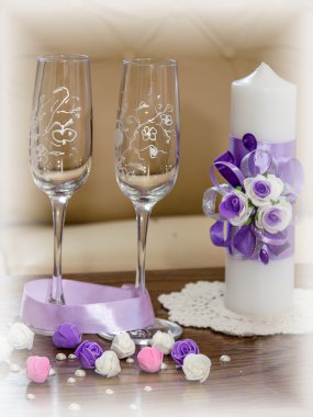 Düğün gözlük ahşap bir masa üzerinde