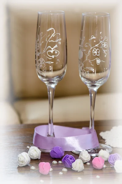 Svatební sklenice na dřevěný stůl — Stock fotografie