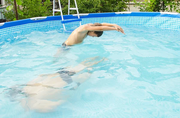 Jongens in het zwembad — Stockfoto