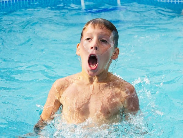 Băiat în piscină — Fotografie, imagine de stoc