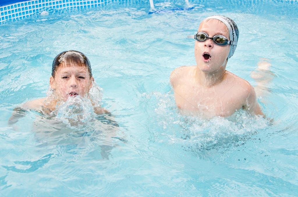Im schwimmbad jungs kennenlernen