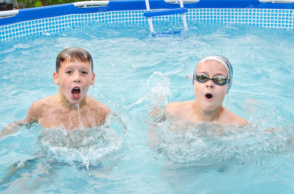 Jungs im schwimmbad kennenlernen Ηγετης χωρις τιτλο