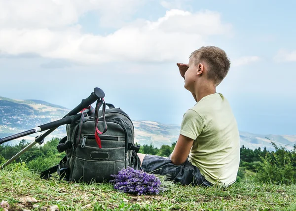 Tiener ziet er in de verte — Stockfoto