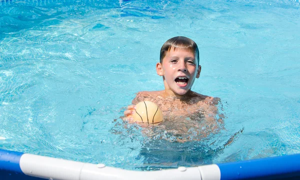 Teen in swimming pool — Stock Photo, Image