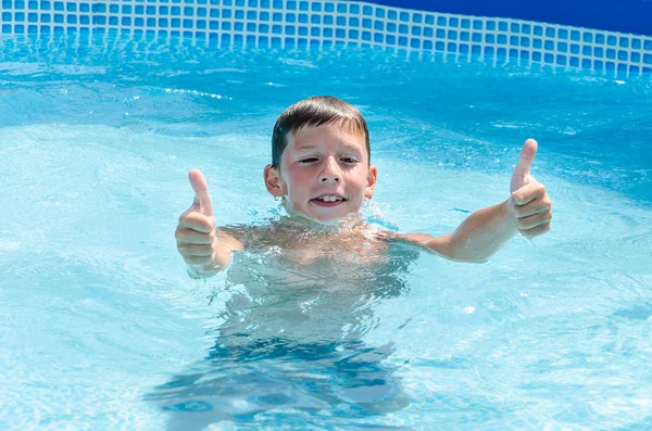 Teen in swimming pool — Stock Photo, Image