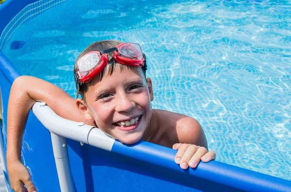 Teen in swimming pool — Stock Photo, Image