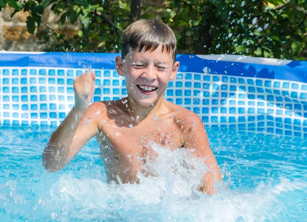 Tiener in het zwembad — Stockfoto