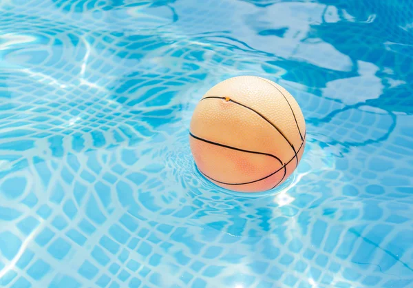Ball in swimming pool — Stock Photo, Image