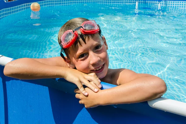 Teen in swimming pool — Stock Photo, Image