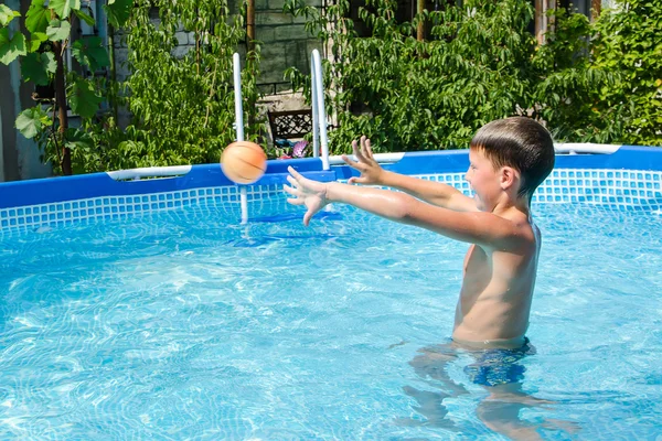 Adolescente na piscina — Fotografia de Stock