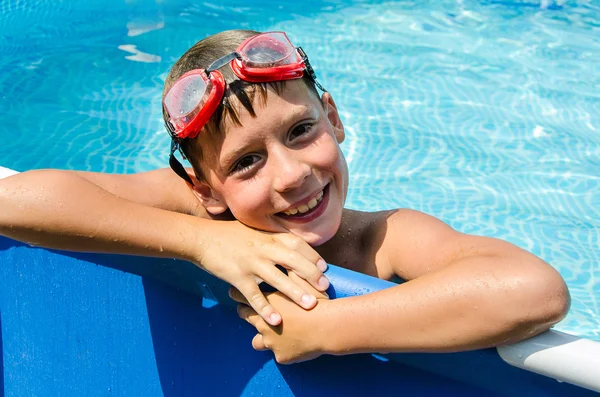 Adolescente en piscina —  Fotos de Stock