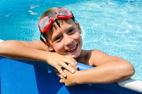 Tiener in het zwembad — Stockfoto