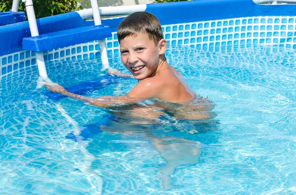 Tiener in het zwembad — Stockfoto