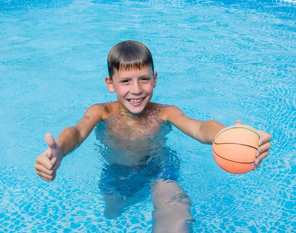 Tiener in het zwembad — Stockfoto