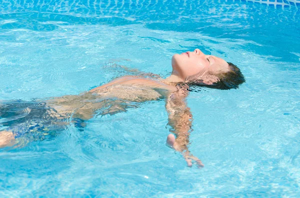 Adolescente na piscina — Fotografia de Stock