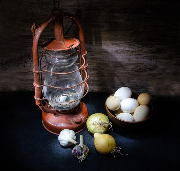 煤油灯和鸡蛋 — 图库照片