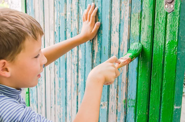 Adolescente pinturas valla — Foto de Stock