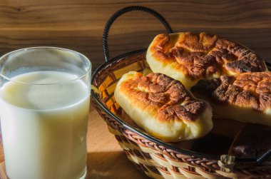 Kızarmış pies ve süt