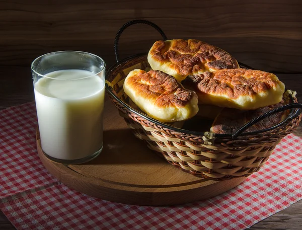 Жареные пироги и молоко — стоковое фото