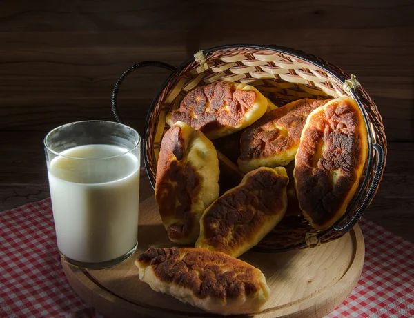 Kızarmış pies ve süt — Stok fotoğraf