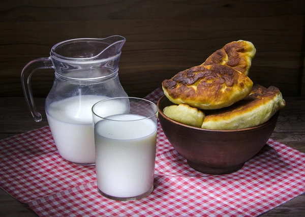 Жареные пироги и молоко — стоковое фото