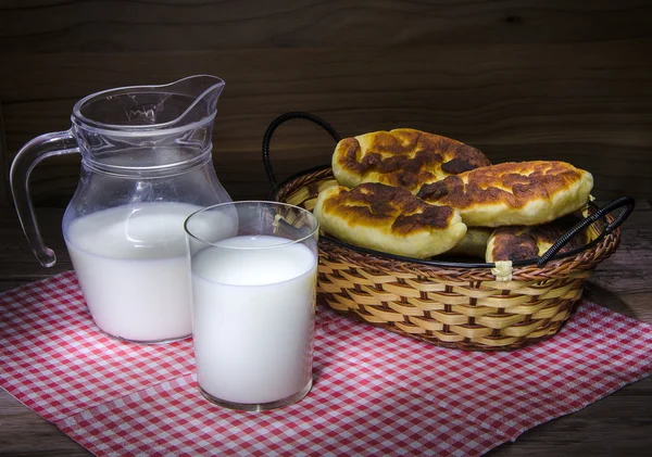 Fried pies and milk — Stock Photo, Image