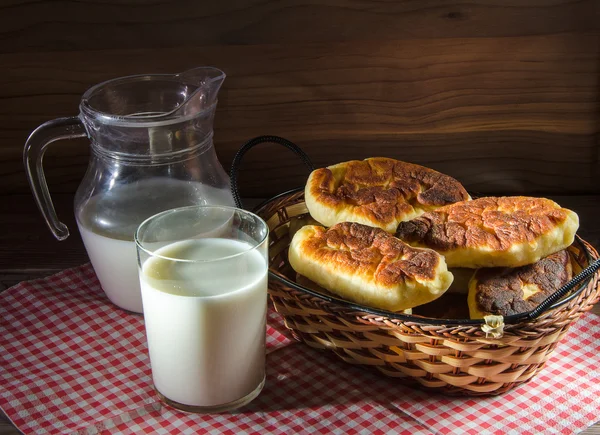 Fried pies and milk — Stock Photo, Image