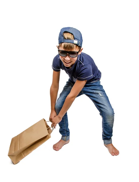 Подросток с бумажным пакетом — стоковое фото