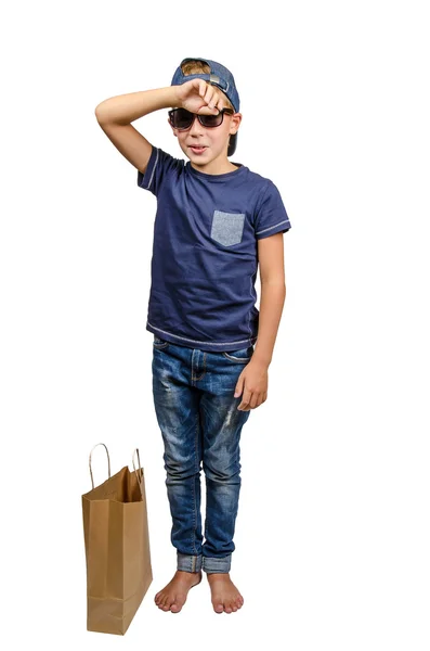 Подросток с бумажным пакетом — стоковое фото