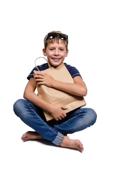 Adolescente con bolsa de papel — Foto de Stock