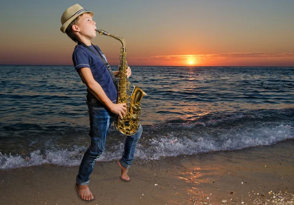 Подросток играет на саксофоне — стоковое фото