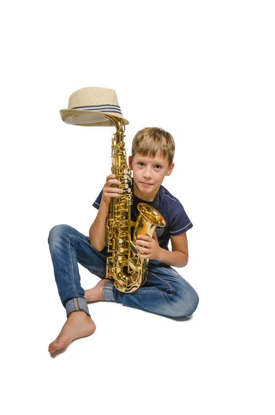 Подросток с саксофоном — стоковое фото