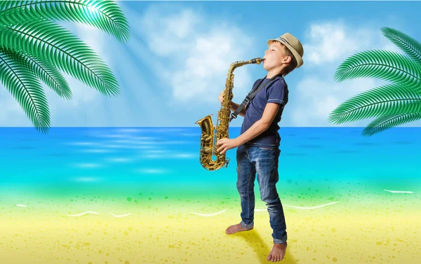 Подросток играет на саксофоне — стоковое фото