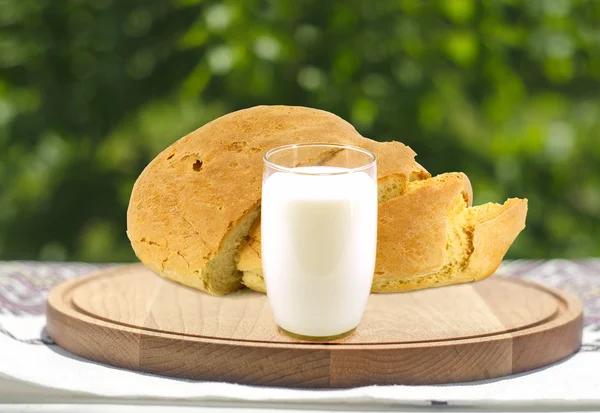 Milk and bread — Stock Photo, Image