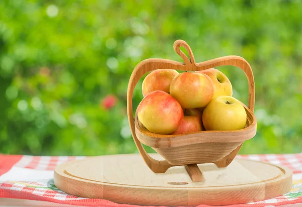 Apples in wooden bowl — Stock Photo, Image