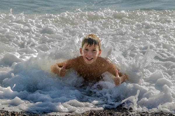 Adolescente no mar — Fotografia de Stock