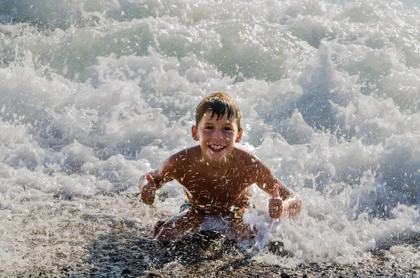 Tonåring i havet — Stockfoto