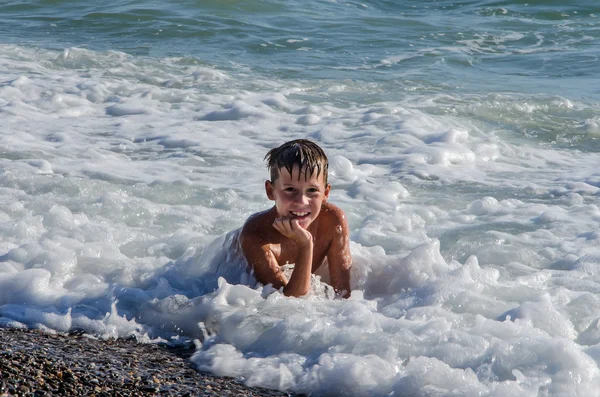Tiener in zee — Stockfoto