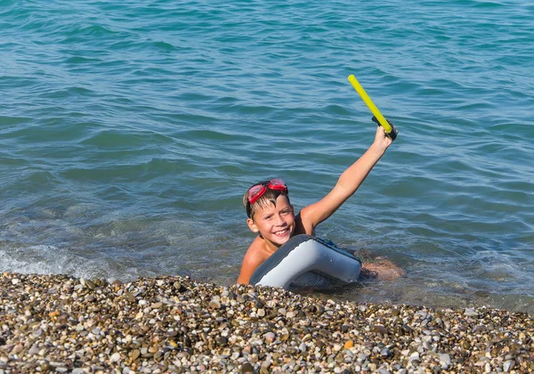 Tonåring i havet — Stockfoto