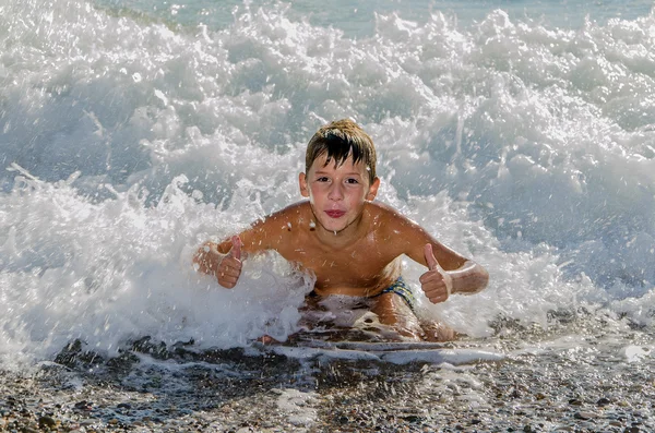 Tonåring i havet — Stockfoto
