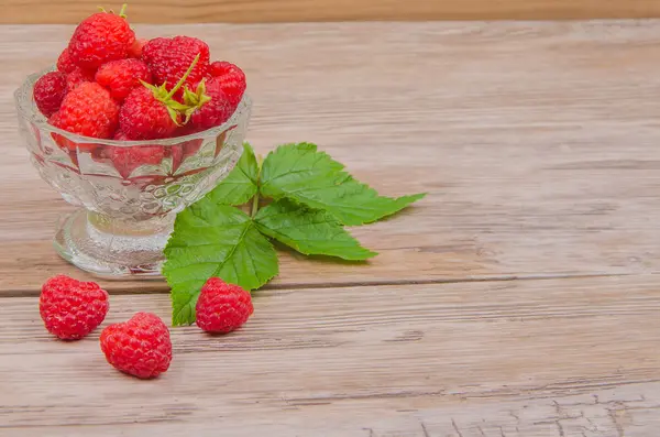 Himbeere auf dem Tisch — Stockfoto